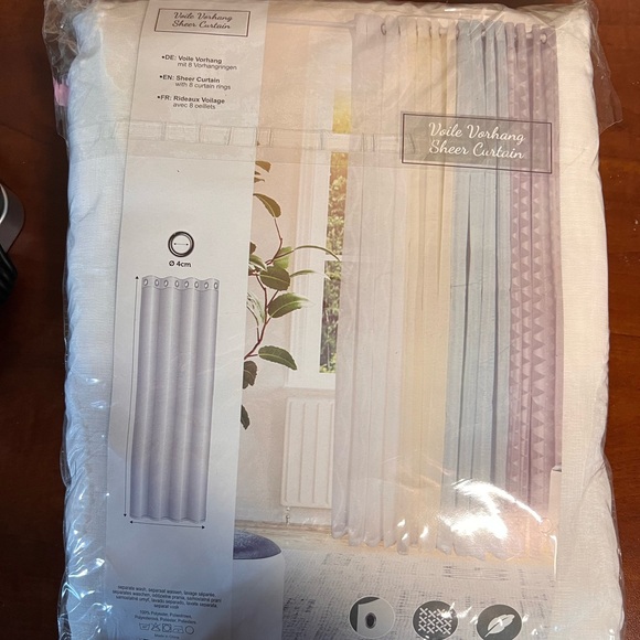 Curtain - Picture 1 of 2